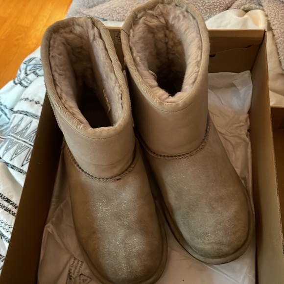 Girls size 3 kids classic shimmer uggs - Picture 5 of 10